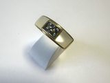une image représentant une bague en or sertie d'un diamant noir