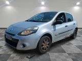 la photo d'une voiture argentée garée dans un garage