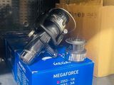 une boîte bleue surmontée d'une caméra, posée sur une étagère