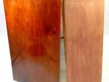un livre en bois ouvert sur une surface blanche