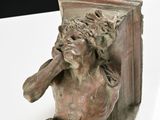 statue d'un homme tenant un livre entre ses mains
