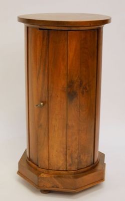 une petite table en bois avec un tiroir