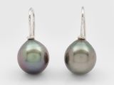 une paire de boucles d'oreilles en perles de Tahiti