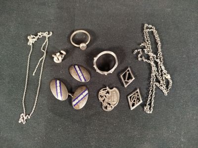 beaucoup de bijoux posés sur la table