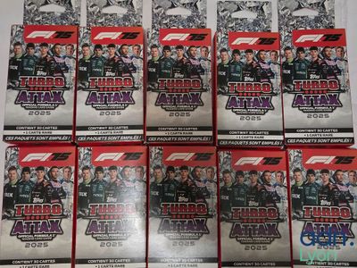 une pile de cartes à collectionner est exposée dans une boîte