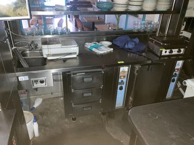une cuisine avec beaucoup de vaisselle sur le comptoir