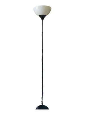 un lampadaire noir et blanc avec un abat-jour en verre