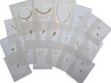 un lot de cartes blanches ornées de bijoux en or