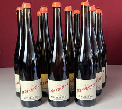 plusieurs bouteilles de vin sont alignées sur un comptoir