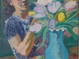 tableau représentant une femme tenant un vase bleu contenant des fleurs