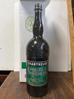une bouteille d'alcool posée sur une table à côté d'une règle