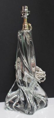 une lampe en verre posée sur une table