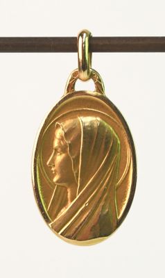 une médaille d'or sur laquelle est représenté le visage d'une femme
