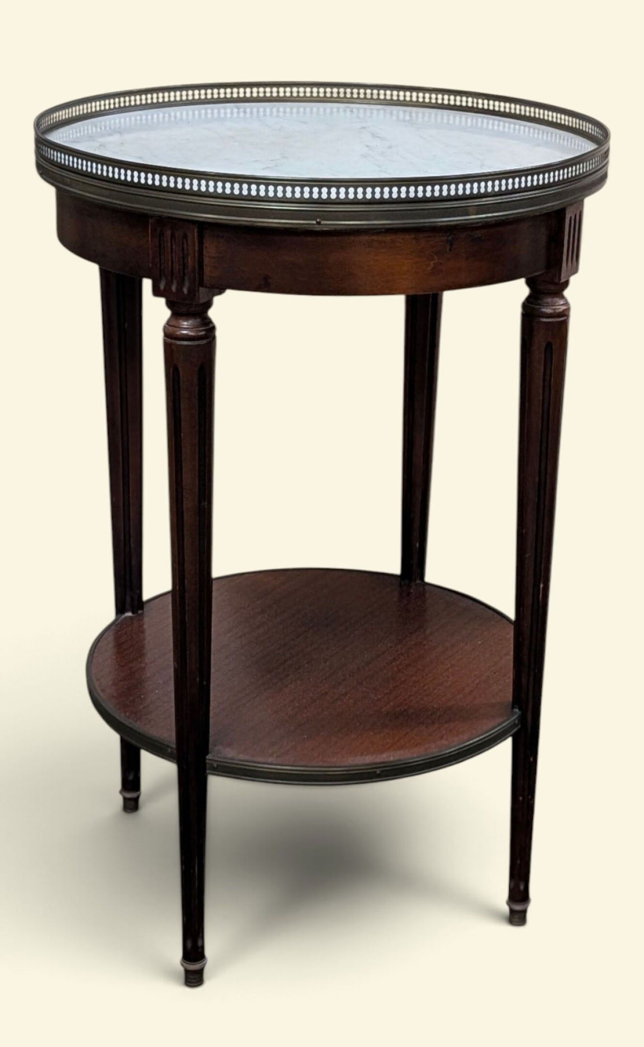 Table dite Bouillotte en acajou.