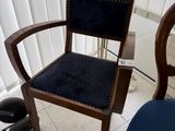 une chaise qui se trouve devant une fenêtre