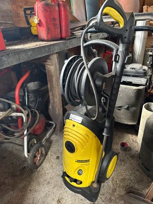 une photo d'un compresseur jaune et noir dans un garage