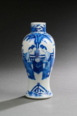 un vase bleu et blanc posé sur une table