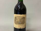 une bouteille de vin posée sur une table