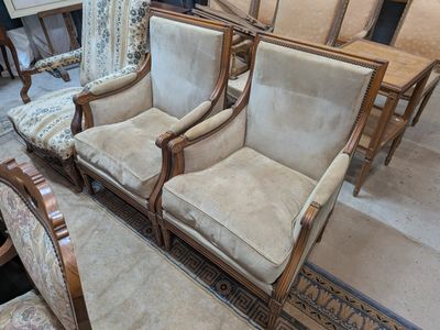 un grand nombre de chaises dans une pièce