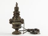 un petit objet métallique entouré d'une chaîne