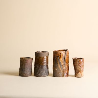 plusieurs morceaux de bois sont disposés en rangée sur une surface blanche