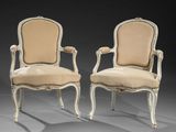 paire de fauteuils de style Louis XV à accoudoirs rembourrés