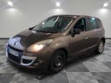 la photo d'une voiture marron garée dans un garage