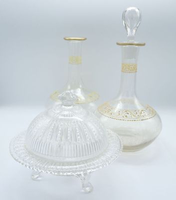 Deux carafes décor peint ( manque 1 bouchon) - Beurrier en v…