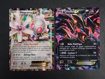 Deux cartes Pokémon sont posées côte à côte sur une table