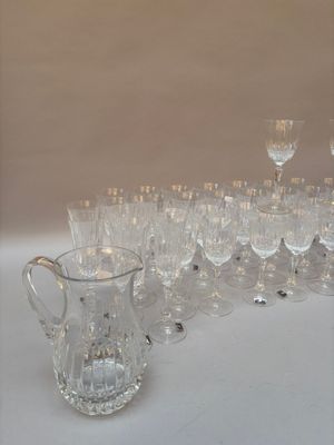 beaucoup de verres à vin et un pichet sur la table