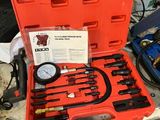 une mallette rouge contenant des outils, posée sur une table