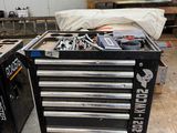 de nombreux outils posés sur la table du garage