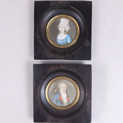 une paire de portraits miniatures représentant un homme et une femme, dans des cadres noirs