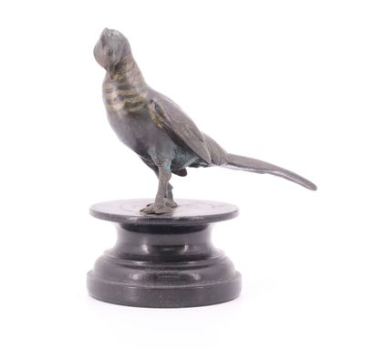 statue d'un oiseau sur un piédestal sur fond blanc