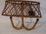 un panier en osier surmonté d'une lampe