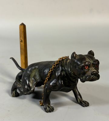 une statue représentant un chien avec une chaîne autour du cou