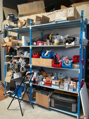 une pièce dont les étagères regorgent d'objets de toutes sortes