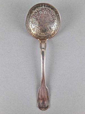 cuillère plaquée argent avec un motif floral sur le manche