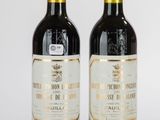 deux bouteilles de vin posées l'une à côté de l'autre sur une table