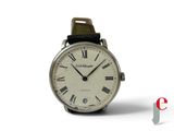 Gros plan sur une montre avec des chiffres romains