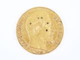 gros plan d'une pièce d'or sur une surface blanche