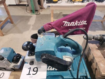 une machine bleue posée sur une palette