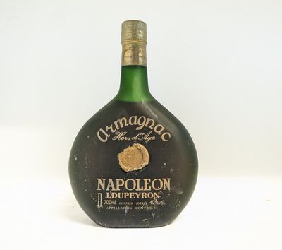 une vieille bouteille d'alcool posée sur une surface blanche