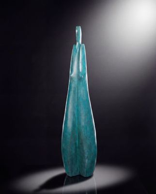 un vase en verre bleu posé sur une table noire