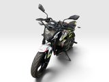 un gros plan d'une moto garée sur une surface blanche