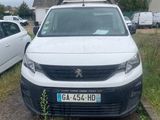 la camionnette blanche est garée sur le côté de la route