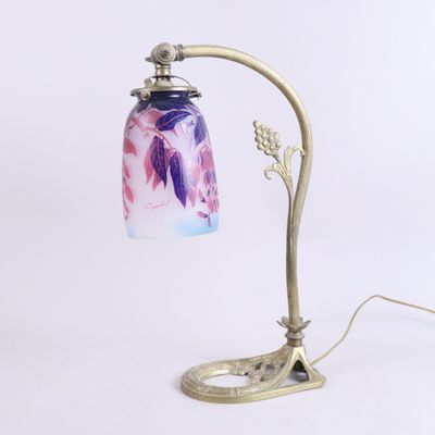 an image of a lamp with a glass shade on top of it