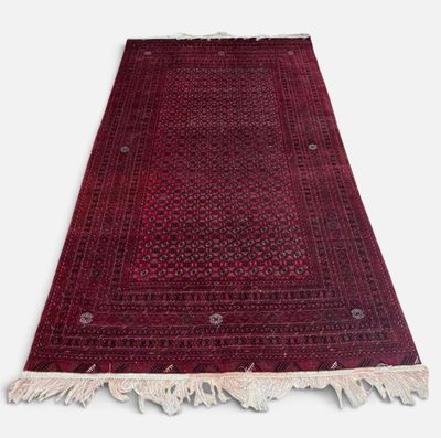 un tapis rouge à franges sur fond blanc