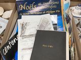 une boîte pleine de livres posée sur une table