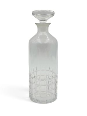 une bouteille en verre transparent munie d'un bouchon